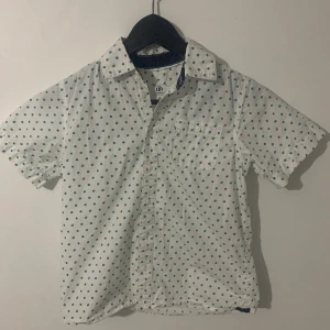 Skjorta - En fin skjorta, köpt från England! Använd några fåtal gånger. Det är sadly en knapp som saknas ;( 