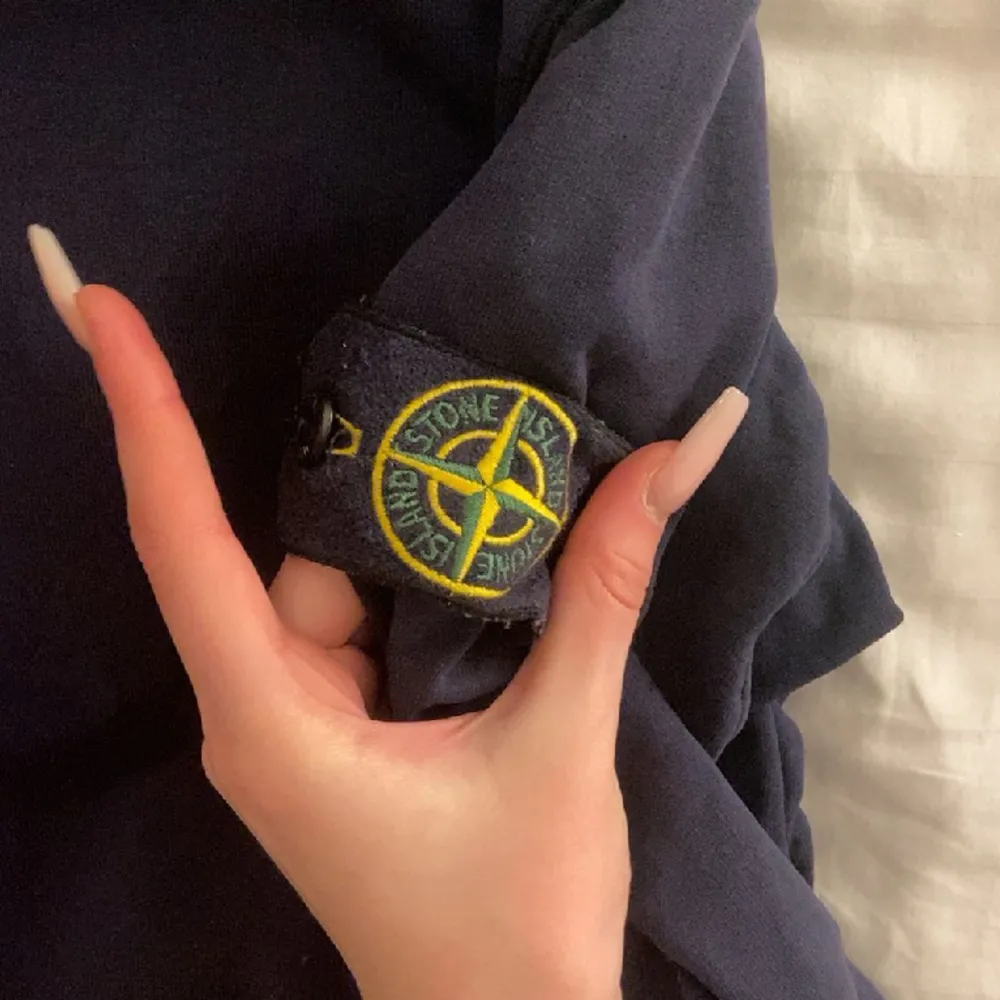 Blå Stone island törja, inga vidare slitningar eller missgärningar fint skick, köpt på Jupiter för 2900. Kan gå ner i pris vid snabb affär.. Hoodies.