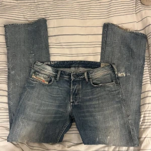 Diesel Jeans  - Second hand diesel jeans som är använda 1 gång och har ljusblå tvätt. 