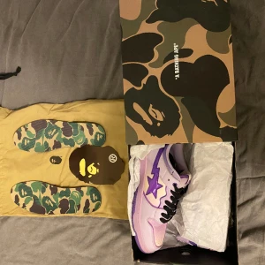 Bape sta skor  - Sköna har ett lite hål typ i tyget där bak på skon annars som nya, har fler bilder på skorna kom privat och ni är intresserade.