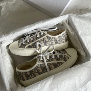 Dior sneakers  - Intressekoll på mina favoritskor som köptes i april 2023💘 Säljer endast vid bra bud, inga skambud. De är väl omhändertagna och fint skick! Köptes för 890€ (9900kr)