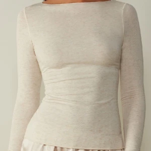 Intimissimi tröja  - Intimissimi tröja i färgen ”vanilj”. Köpte den i somras men kan bara ha den runt pojkvännen (bhn syns ju då deras tröjor är tunna och särskilt den här då den är vit) så de va kanske lite slöseri me pengar där så nån får gärna köpa 🤍