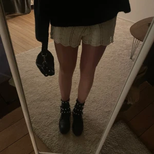 Boots med nitar - Säljer dessa boosten med skit coola detaljer som går att styla på massa olika sätt! Det står att det är storlek 38 men passar även mig som är 39 💋💋💋