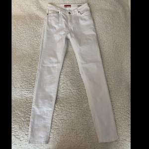Superfina tajta och lågmidjade vita jeans