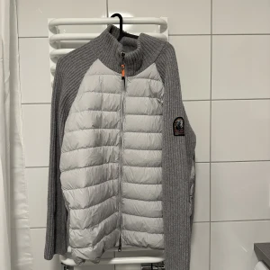 Parajumpers cardigan  - Knappt använd. Inköpt på Care of Carl.