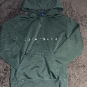 Originals hoodie - Grön ORIGINALS hoodie från Jack&Jones, har fått lite röd färg på så jag säljer den, nypris 400, superskön tröja, storlek S men passar M