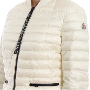 Röd moncler jacka  - ❗️Röd❗️En röd monclerjacka i storlek S. *Kolla sista bilden* Jackan är i ett superfint skick. Skriv för fler bilder privat. Köparen står för frakten, inga returer 🤩