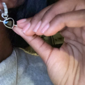 Intressekoll  - Dehär är en intresse koll på mitt rebel love örhänge köpt från Maria Nilsdotter använt någragånger men ör i nyskick det ör äkta då man kan se stempeln i det skriv för fler bilder. Ny pris runt 5500kr