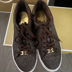 Michael Kors skor - Säljer ett par MK skor i storlek 36  (Äkta) skriv för mer information! Har använt den 2 gånger (man får med påsen och boxen)