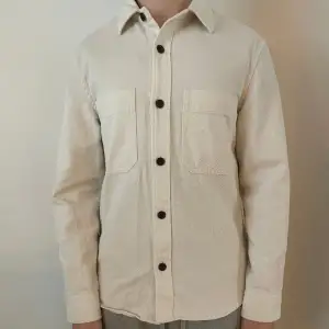 HM beige skjorta