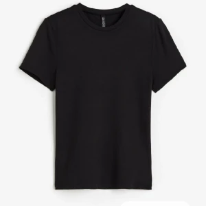 Figurnära T-shirt  - Tajt t-shirt från H&M. Storlek xs. Nyskick. 