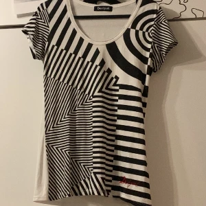 Tshirt - Mönstard tshirt från desigual i stretchigt tyg, köpt secondhand🏁