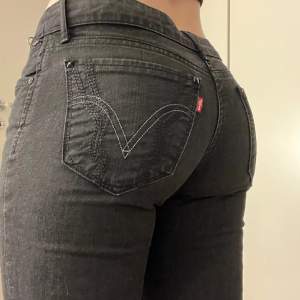 Lågmidjade svarta jeans från Levi’s. Endast använda ett fåtal gånger. Säljer för de ej kommer till användning. Står ingen storlek men passar perfekt på mig som vanligtvis har st 36.💕