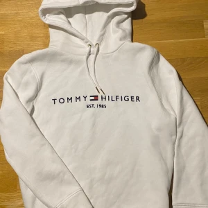 Tommy Hilfiger Hoodie - Säljer denna hoodie pga ingen användning. Har köpt för 2 år sedan för 1300kr. Har en liten fläck (Se bild tre)