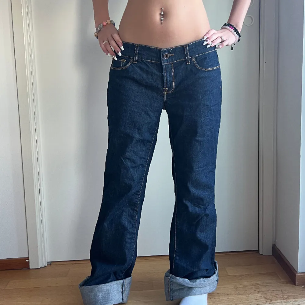 Jättefina jeans, men säljer pga att de är för långa för mig, därför har jag vikt upp dem 💙Står storlek 44 på lappen men passar mig (storlek S 163cm) bra 💙 . Jeans & Byxor.