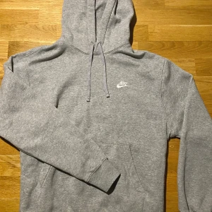 Nike hoodie  - Nike hoodie i topp skick, sälja pga fel storlek 