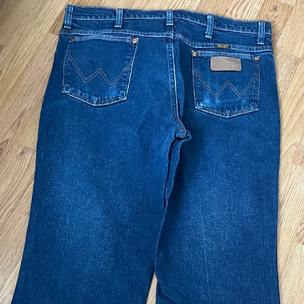 Snygga Wrangler jeans i str 34x34 som jag köpt på Beyond retro. Har i vanliga fall xs och haft dem oversized med bälte. :). Jeans & Byxor.