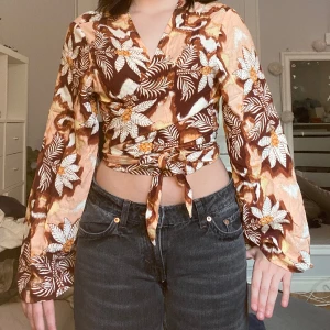 Hippie långärmad tunn tröja - Säljer min jättefina långärmade hippietröja. Knyts runt så storleken kan justeras. Bara använt 1 gång så är i mycket bra skick. För fler bilder/mått skriv privat ❤️