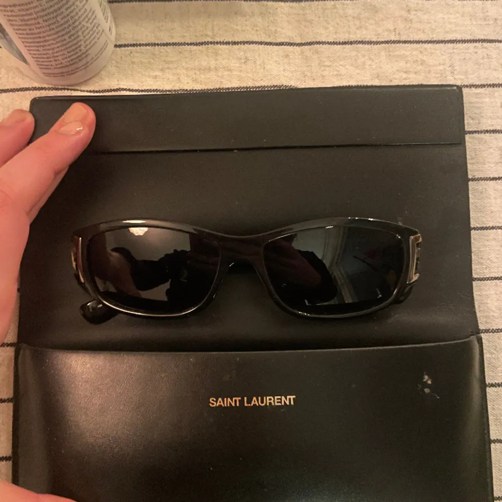 Säljer mina vintage solglasögon från Saint Laurent då de inte längre passar min ”stil” . Accessoarer.