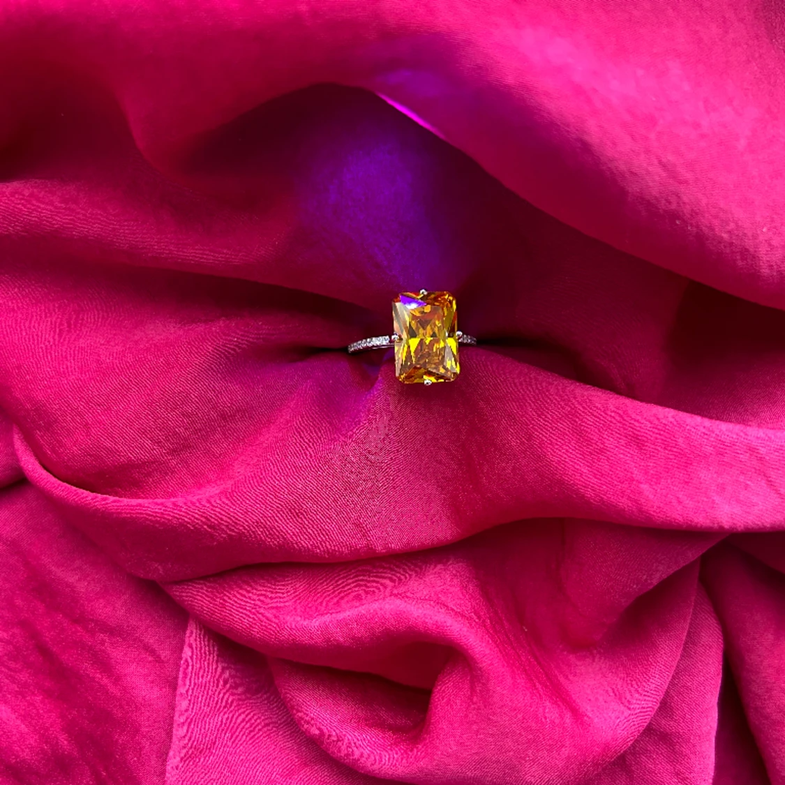 💛Sterling silver 925 ring med kubisk gul zirkonia  - 90