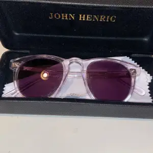 Ett par mycket fina solglasögon från John Henric Allt följer med förutom en påse till glasögonen Bågarna är lite ospända men är enkelt att återgärda 