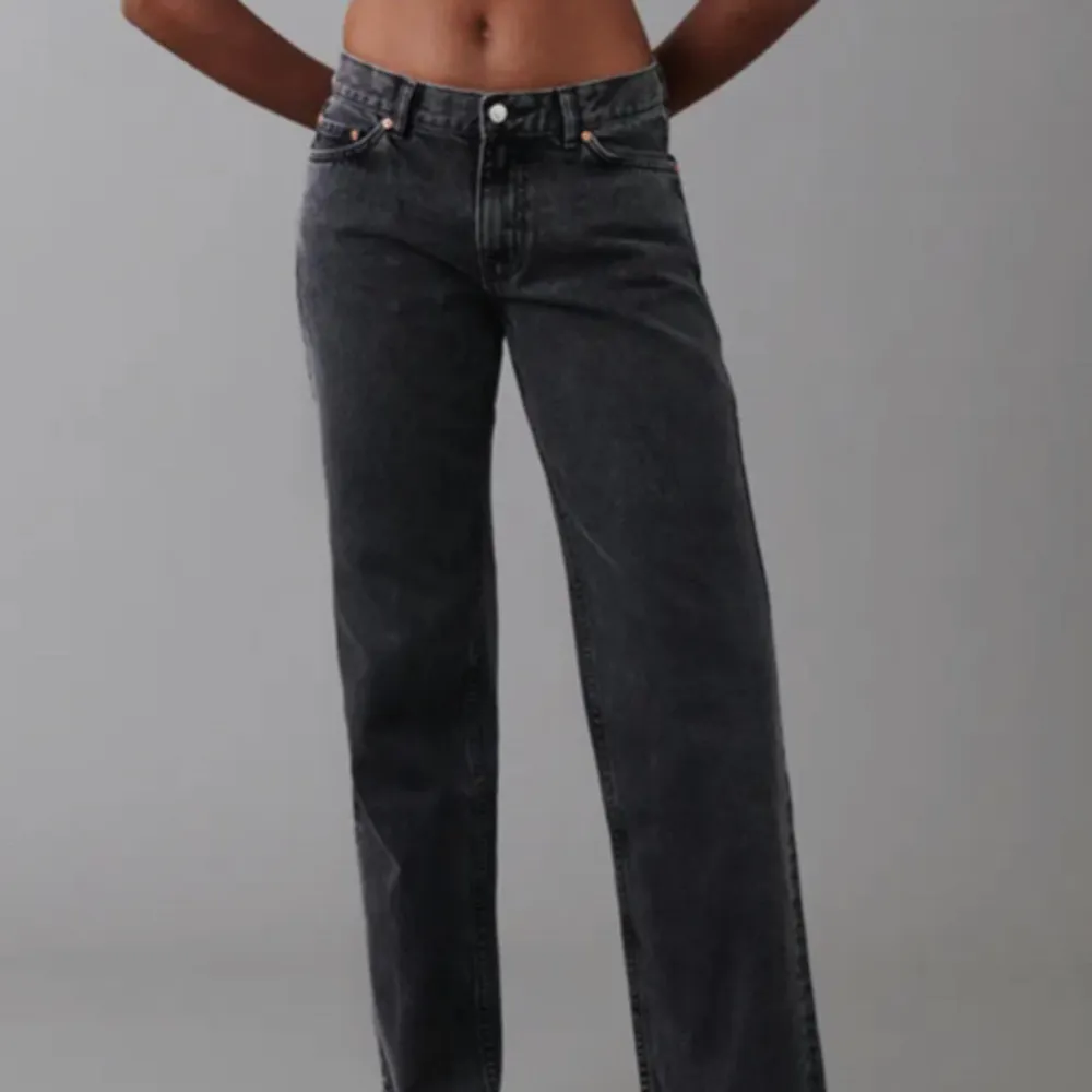 Säljer dessa helt oanvända jeans i storlek 36. Nypris 500 kr, mitt pris 225 kr. Pris går att diskuteras💞. Jeans & Byxor.