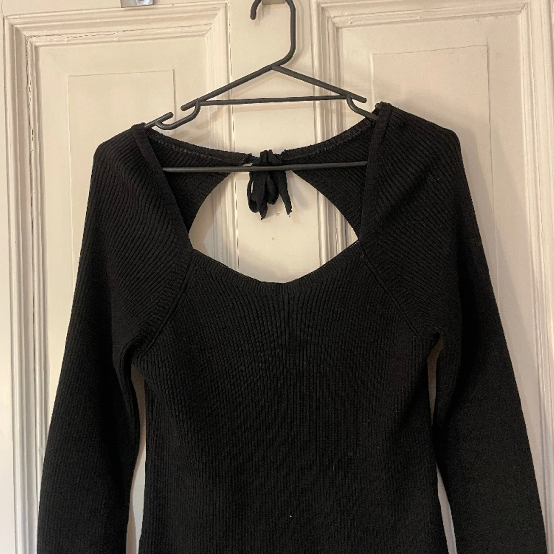 Ribbstickad tröja med öppen rygg