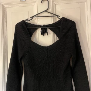 Ribbstickad tröja med öppen rygg - Ribbstickad tröja med öppen rygg från Bubbleroom  Använd Max 2 gånger 