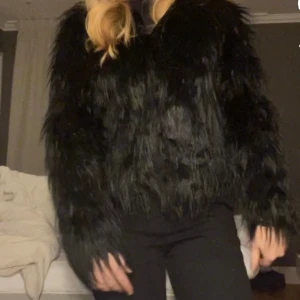 pälsjacka  - svart as fin pälsjacka i storlek xs, sååå fin verkligen! hör av er vid fler frågor🥹🥹❤️❤️