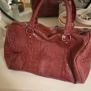 Röd väska  - Jättefin vintage röd väska, säljer då jag har för många väskor🫶🏼