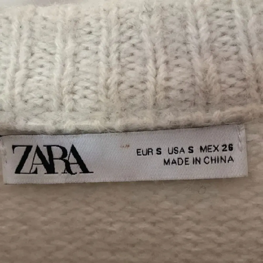 En krämvit stickad tröja från Zara. . Stickat.