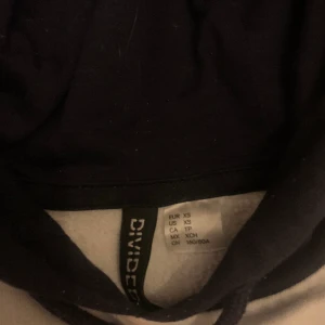 Hoodie  - Blå vit croppad hoodie 