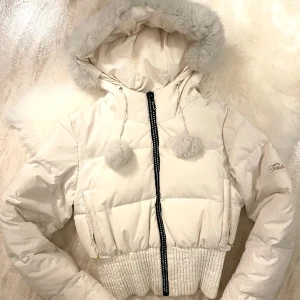 Jacka  - Jätte snygg jacka med fluff och pompoms! Märket heter fetish och den är i stolek S, OBS den har många defekter (fläckar) jag kan skicka bilder <3