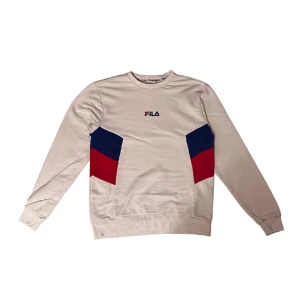 FILA Sweatshirt XS  - Tjena säljer denna Fila-tröjan, otorligt bra skick. Sitter lite stor i storleken. :)