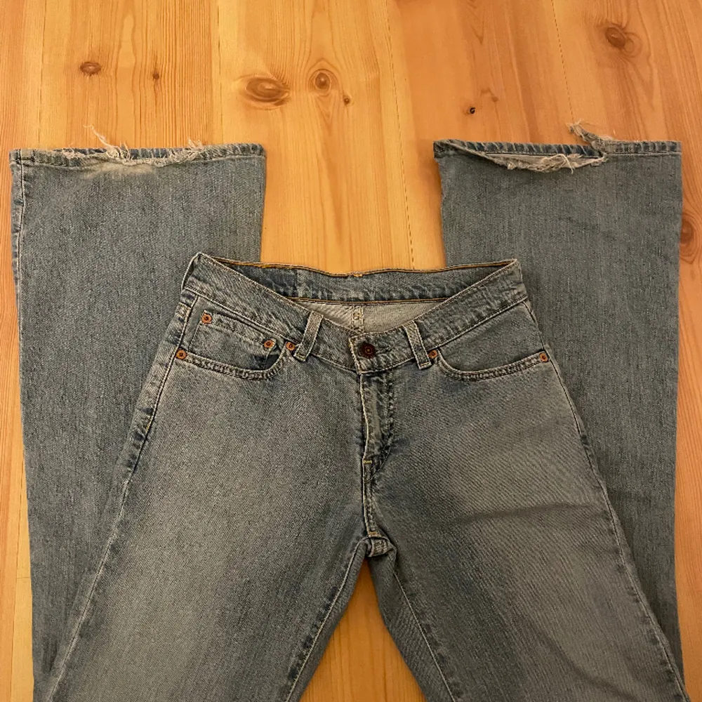Super bra skick på byxorna dom är för stora för mig det är därför jag säljer dom, från levis 90s-80s tror jag. Fick dom från min faster så jag vet inte så mk. ( FÖRSTA BILDEN ÄR INTE MIN ). Jeans & Byxor.