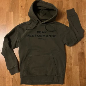 Peak Performance hoodie  - Mörkgrön hoodie  Storlek M  Prisförslag  Frakt tillkommer 
