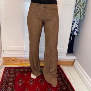 Bruna kostymbyxor  - Så snygga bruna rutiga kostymbyxor med låg/medelhög midja💗 Nya med prislapp. Väldigt långa ben! Storlek S/M. Skriv vid funderingar och kolla in mina andra annonser😇