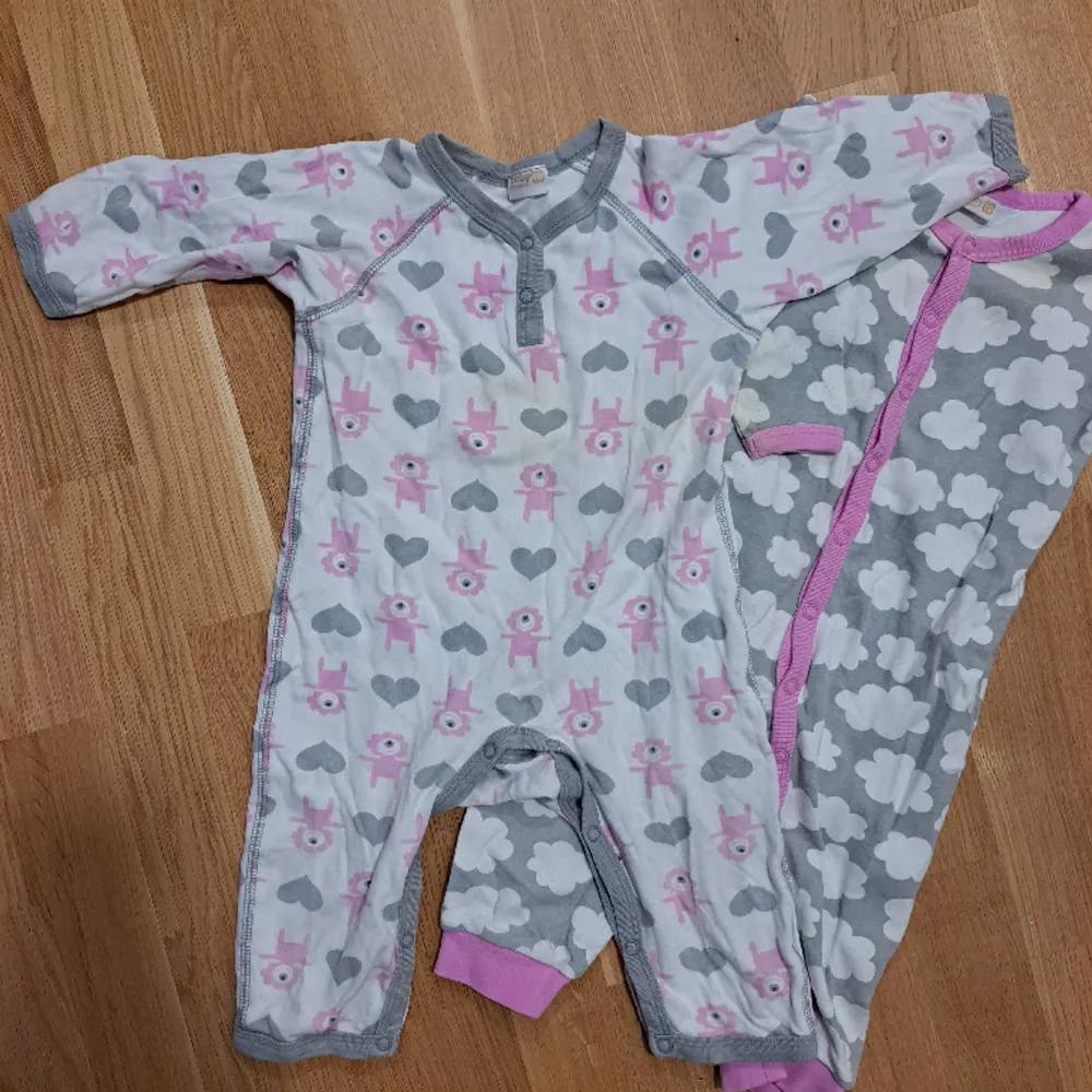 Pyjamas x2, barn i storlek 80. Båda för 100kr eller 60kr/styck. Övrigt.