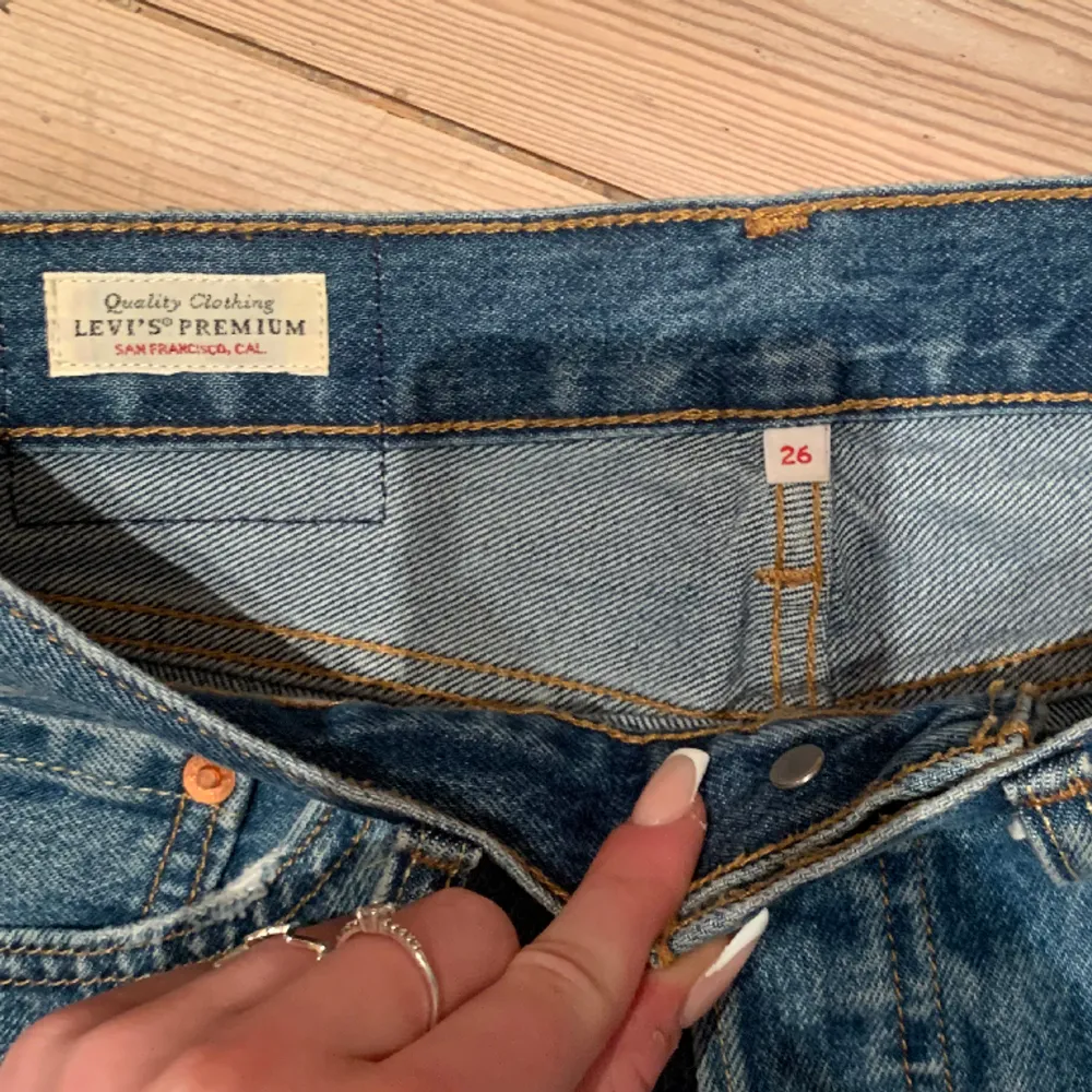 Säljer denna knappt använda Levis jeanskjolen då den är lite för stor för mig. Storlek 26 och skulle säga att den passar någon med xs-M. Är i superbra skick och väldigt fin till sommaren! 💞. Kjolar.