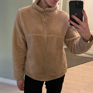 Supermysig Teddyjacka - Super mysig tröja i Teddy material😍Storlek M. Rosa/beige nyans