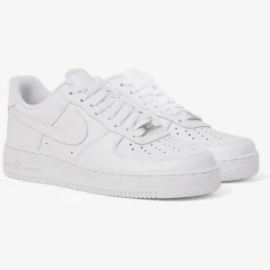 Nike air force 1 - Säljer mina AF1 då de endast är använda vid ett tillfälle. Detta eftersom de är för stora. Därav är de nästintill nyskick och ligger kvar i sin låda💞  Skriv gärna om fler bilder önskas!