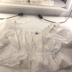Topp - Färg: Vit  Storlek:XS  Andvänd: Aldrig  Säljer för att den är för liten ❤️
