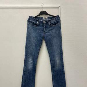Lågmidjade raka jeans från Acne Studios utan defekter 🫶🏼 👖  storlek 29/34.  Pris kan diskuteras!