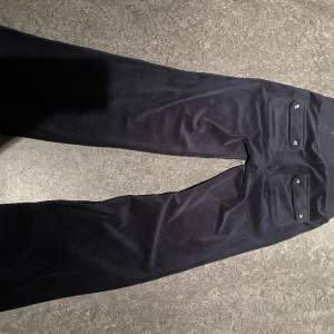 Ett par äkta mörkblå juicy couture byxor köpta från raglady   Nypris 1100 kr 