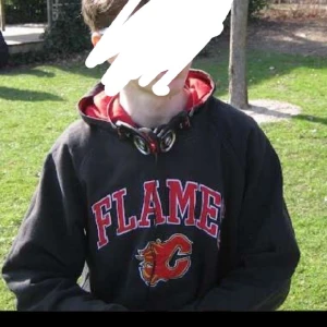 Reebok hoodie - Rare reebook hoodie från beyond retro. Storleken är mellan S/XS men skulle säga att det lutar mer åt S. Hoodien har ett fett tryck på.