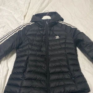 Adidas jacka  - Fin jacka men används inte längre den är storlek M men skulle säga att den passar folk som har storlek S priset kan diskuteras vid snabb affär (kontakta mig för fler bilder)