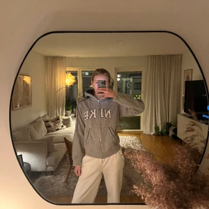 Hoodie från Nike - Säljer nu denna snygga Nike Hoodien med dragkedja! Den är i bra skick och perfekt att ha nu inför våren 🌼