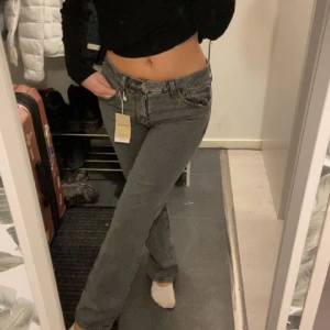 Gråa lågmidjade jeans  - Säljer dessa snygga jeansen!  