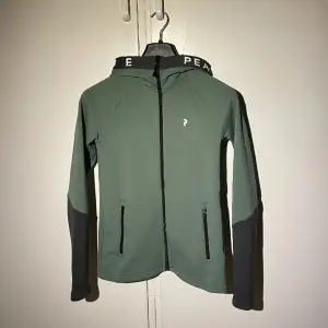 Helt oanvänd zip hoodie från Peak performance ny pris 1600kr 