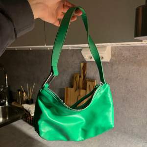 Så snygg axelremsväska i en grön färg! Sjukt bra kvalite och rymmer mycket! 💚 Ifrån Pull&Bear